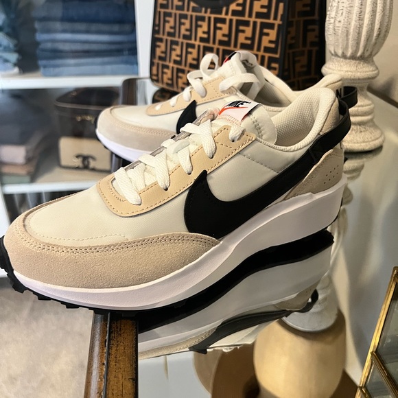 New with box! 7.5 Nikes - Picture 2 of 4